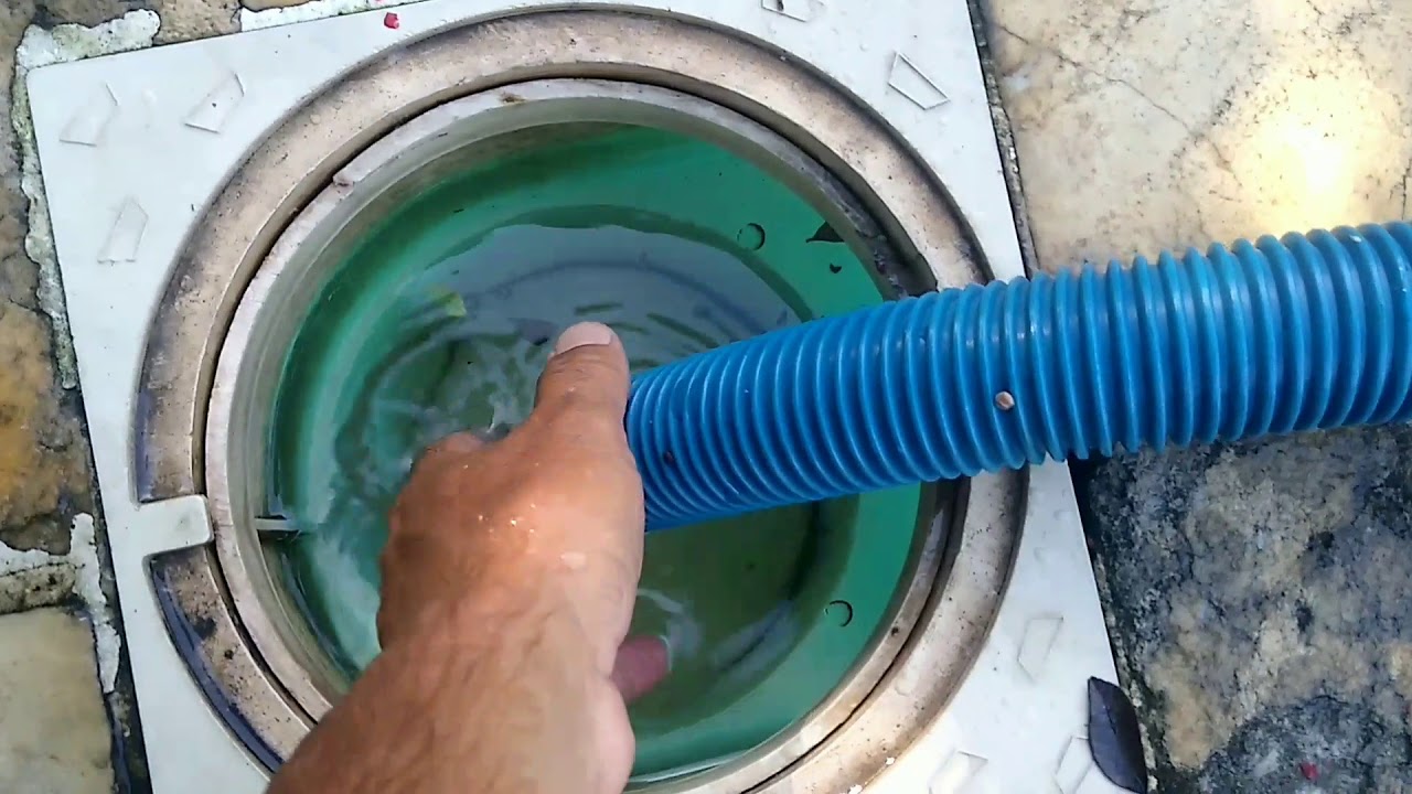 Aspirar pelo skimmer, sistema antigo da Jacuzzi