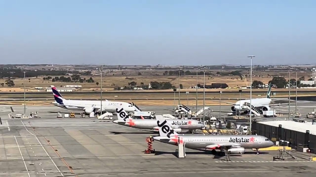 Melbourne Airport plane spotting 