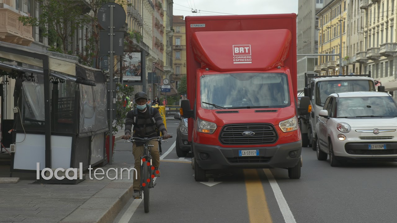 Milano, completata la nuova pista ciclabile in corso Buenos Aires: corsa ad ostacoli per i ciclisti