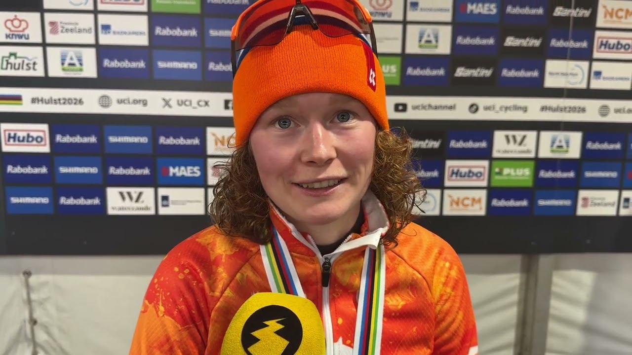 Puck Pieterse pakt brons op WK veldrijden in Hulst: “Als je wil winnen, mag je niet vallen”