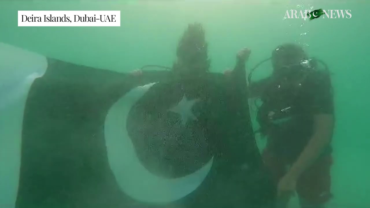 Pakistani expat in UAE unfurls green flag in Arabia Sea to mark Independence Day