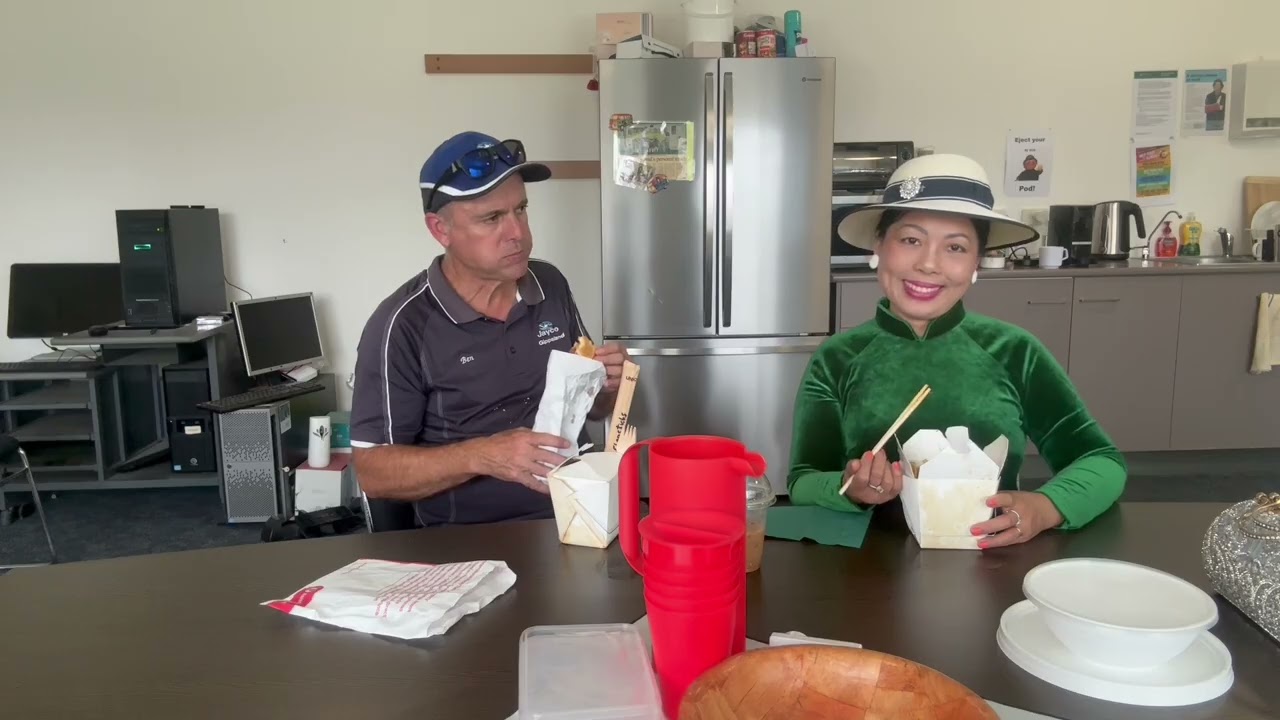 ANH BEN NGƯỜI ÚC RẤT THÍCH ĂN BÁNH MÌ VIỆT NAM 