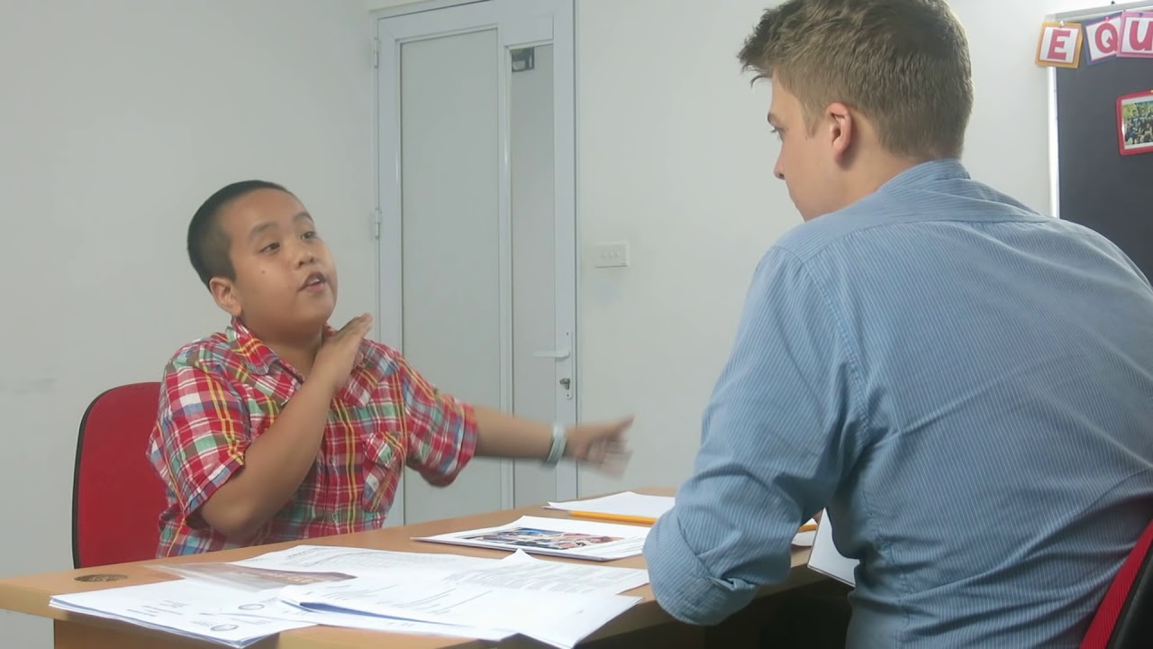 Đỗ Nhật Nam trổ tài trước ban giám khảo vòng 3 cuộc thi English Champion 2014