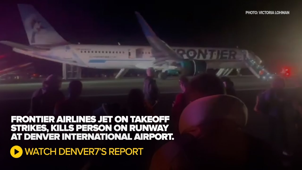 Самолет авиакомпании Frontier Airlines, направлявшийся к взлетно-посадочной полосе аэропорта Денв...