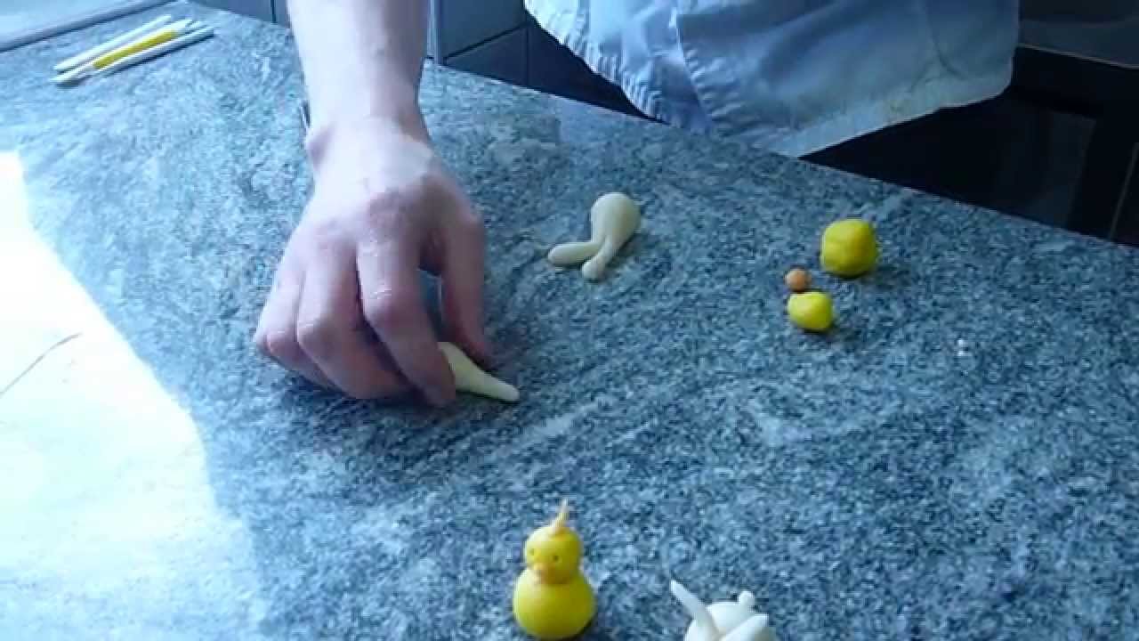 Chokladfabriken gör marsipanfigurer