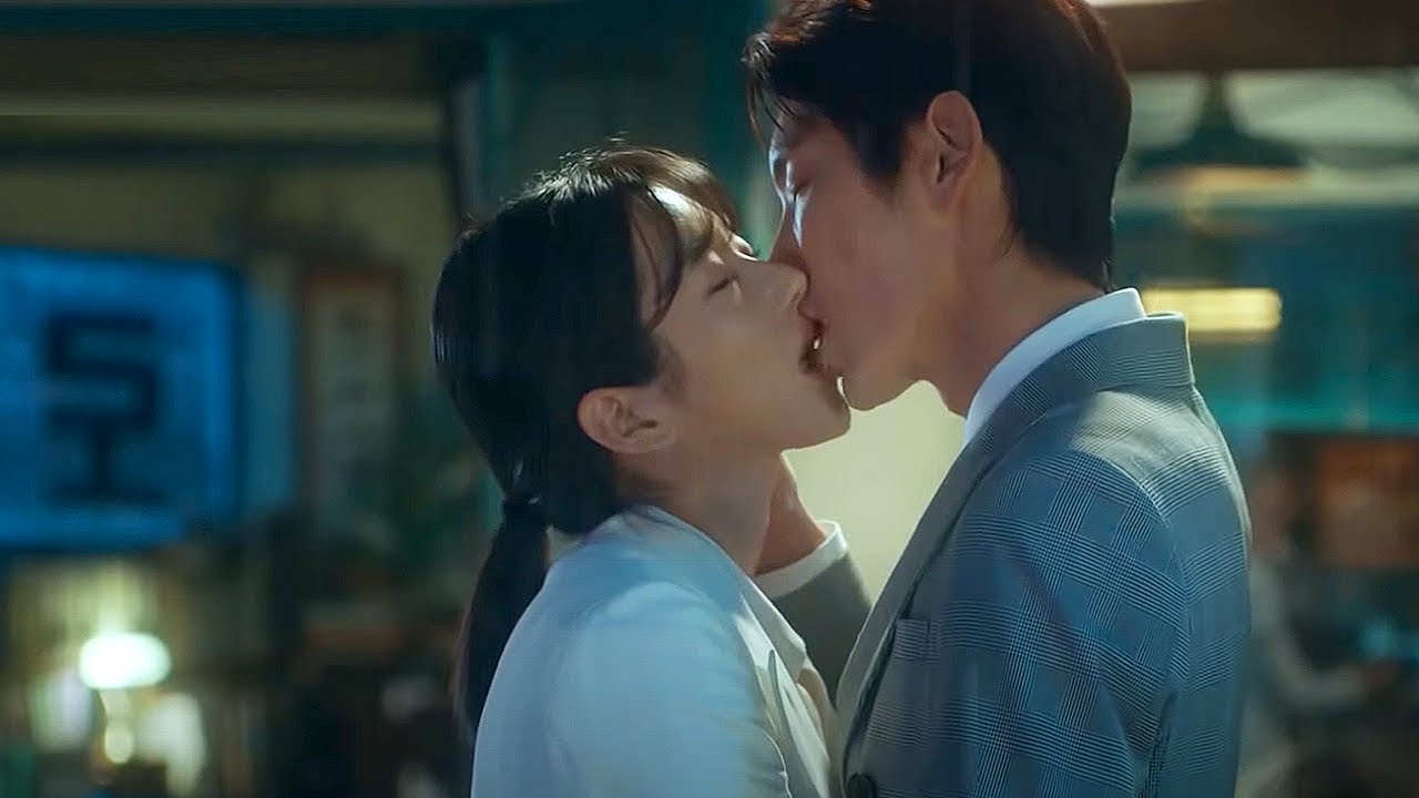이준기♥서예지, 서로의 상처를 위로하는 따뜻한 키스 [무법변호사]