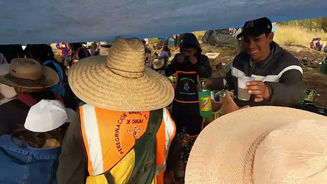 Peregrinos bailando. En el campo