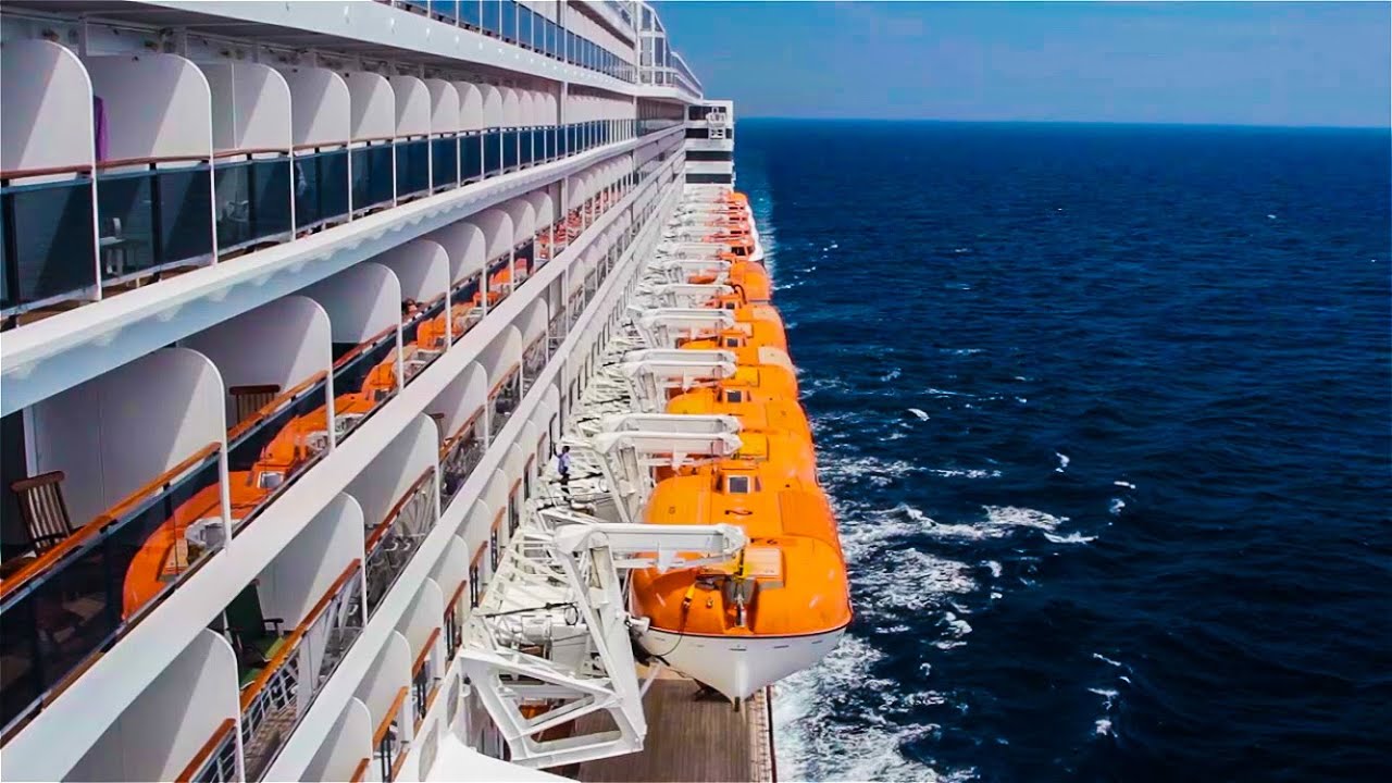 Cruise Liner Queen Mary 2 - Transatlantic travel.