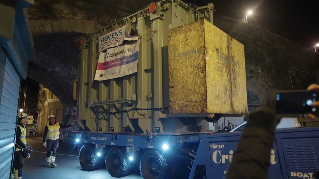 INDUSTRIAL LIFT SPMT: moving a transformer across city streets