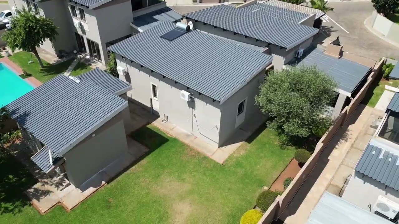 Modern 3-Bedroom Home with Flatlet in Kloofview Estate - R2,700,000