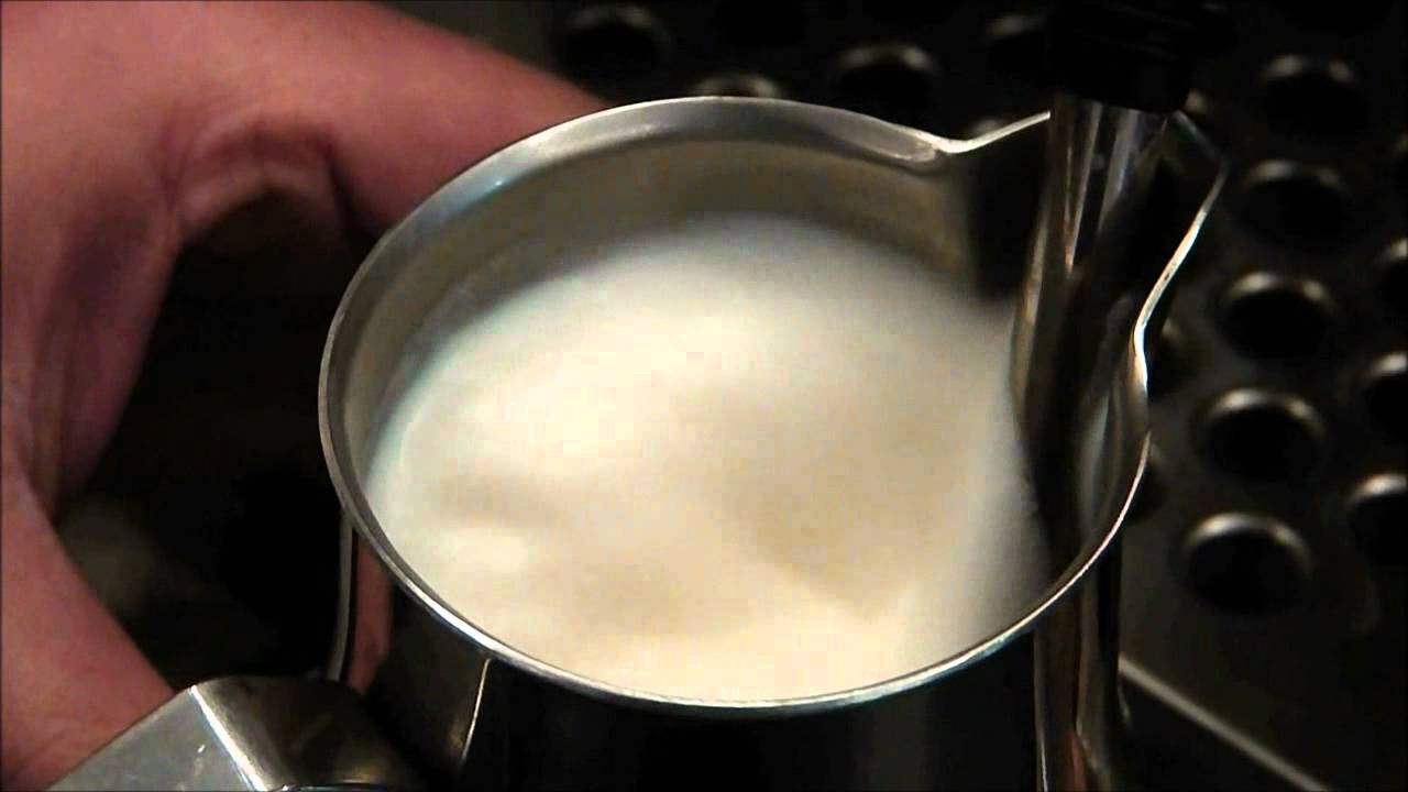 Paramaconi Acosta Enseña a Vaporizar La Leche para un Capuccino