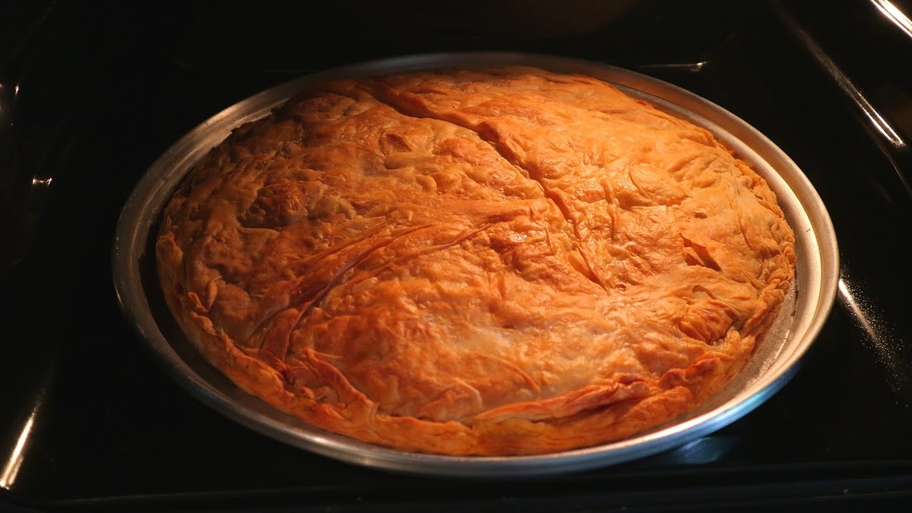 Sekreti i byrekut tradicional me qepë dhe domate