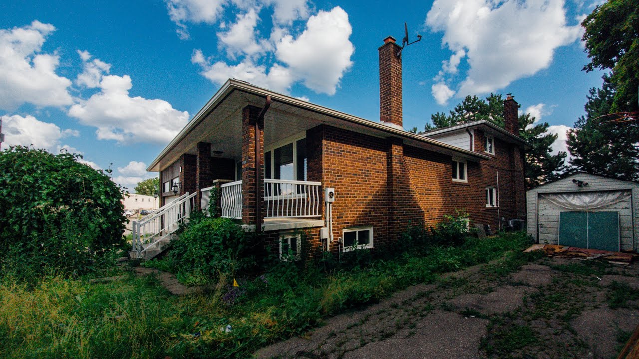 Exploring An ABANDONED 1960's Retro Four Level Backsplit Home In Heart Of The City