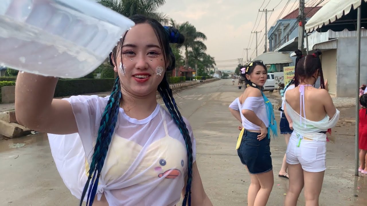 Tết té nước Lào 2024