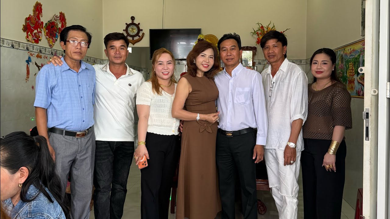 ￼ Minh Vũ hát giúp vui chương trình văn nghệ ngày giỗ cha đêm lạnh chùa Hoang 
