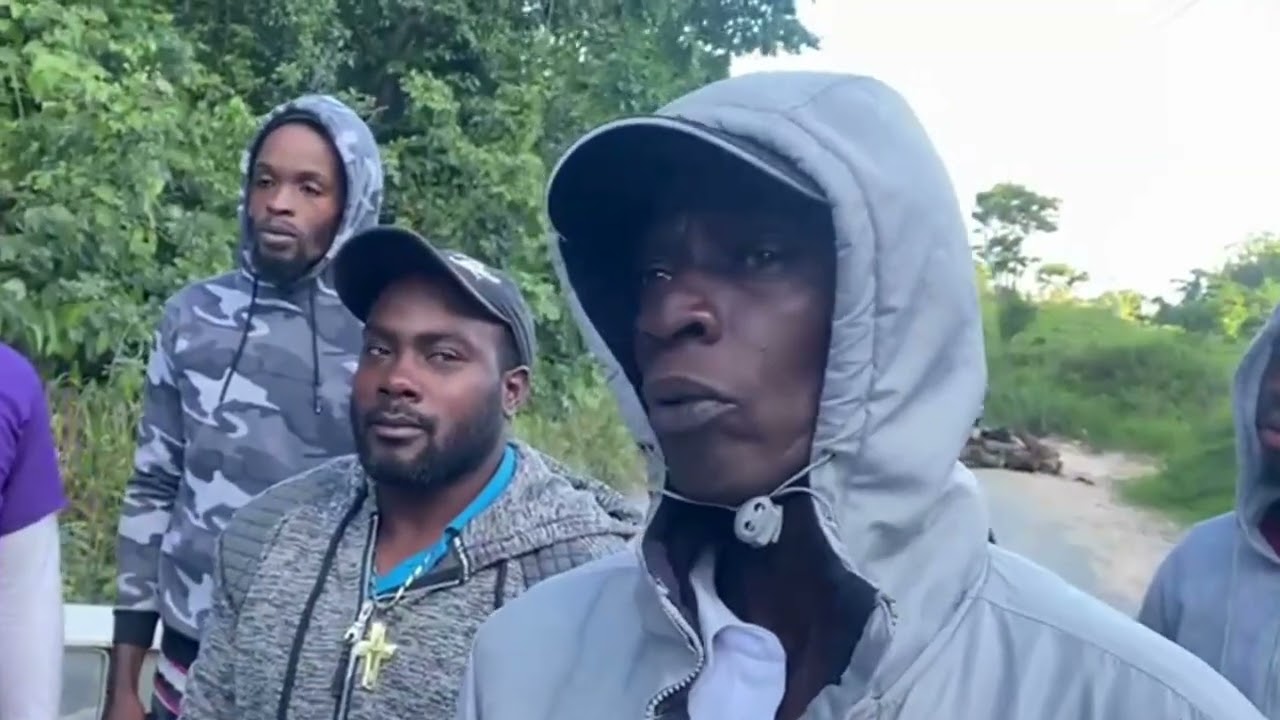 Бурная акция протеста из-за ужасного состояния дороги в Манчестере.