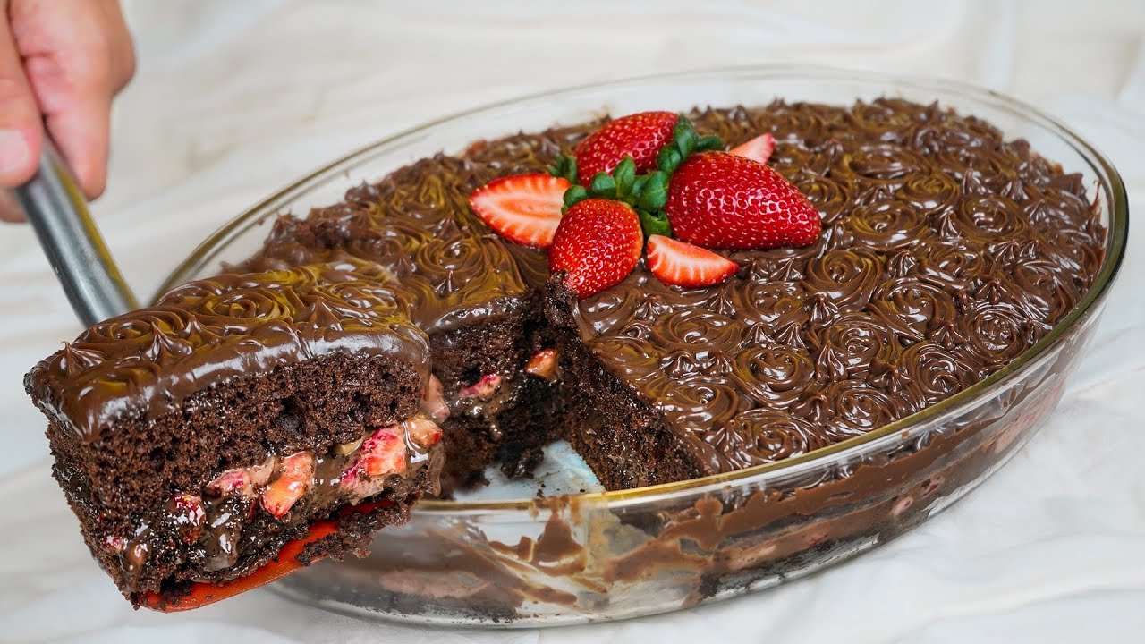 O MELHOR BOLO DE CHOCOLATE COM MORANGO NA TRAVESSA | Nandu Andrade