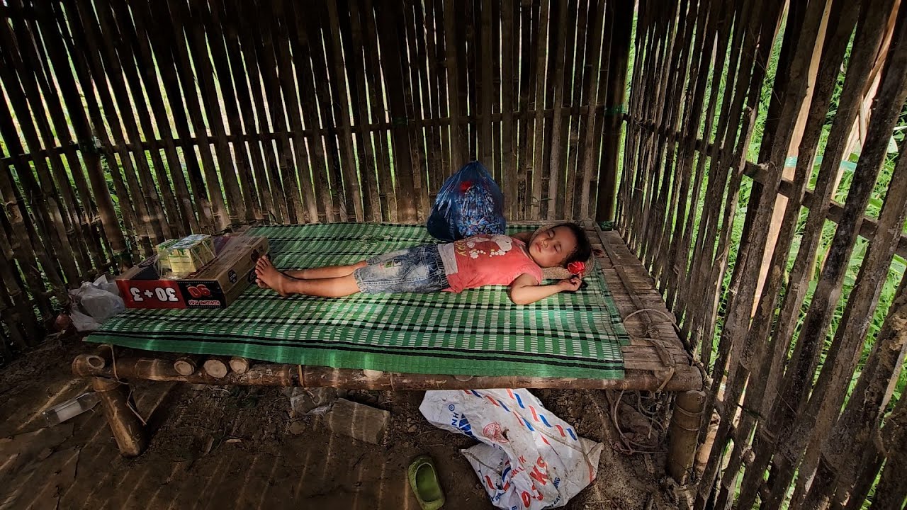 FULL VIDEO - The poor girl lives alone in a small house and struggles to make a living