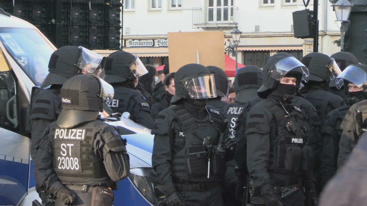 Corona Spaziergang in Magdeburg am 08.01.2022 Sachsen-Anhalt MD MEGA-Demonstration Samstag Polizei