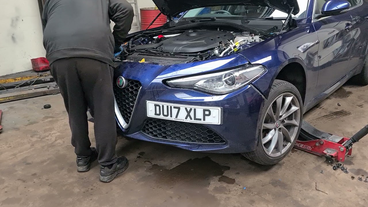 Снятие переднего бампера Alfa Romeo Giulia из-за проблем с выравниванием
