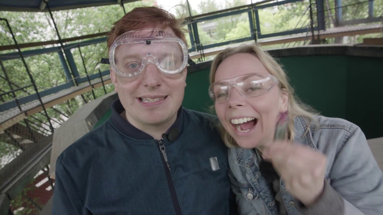 Markus gör en läppstift challange i Centrifugen