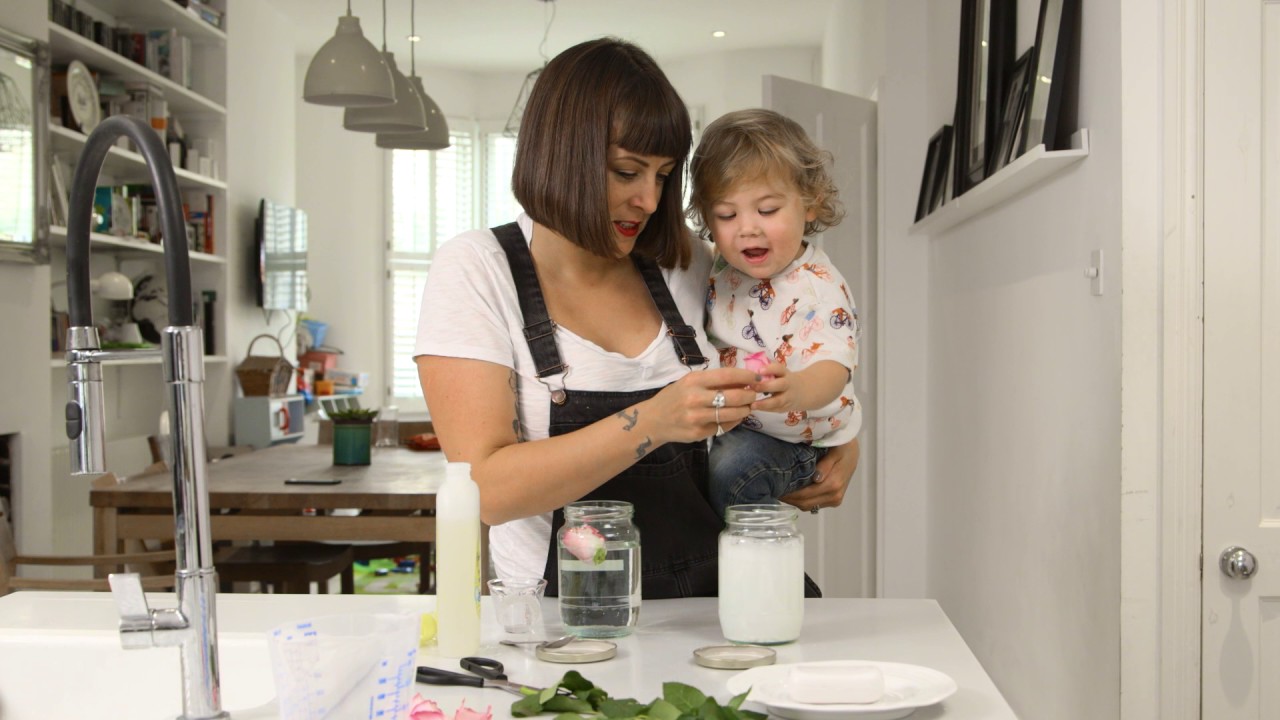 @Clemmie_Telford tests JOHNSON&rsquo;S&reg; TOP-TO-TOE&reg; Baby Bath #ad