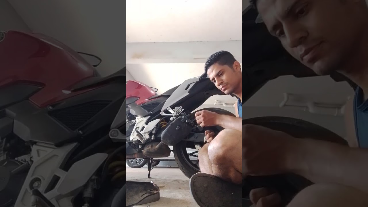 Trocando peça do escapamento da CB Twister 300f