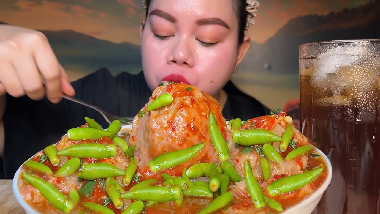 Pedas NYelekit,bakso tumpeng beranak cabe rawit pedas pake soun MUKBANG