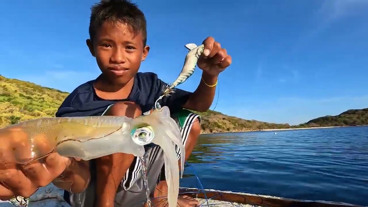 Hanya bermodal rakit dapat banyak cumi besar 🦑