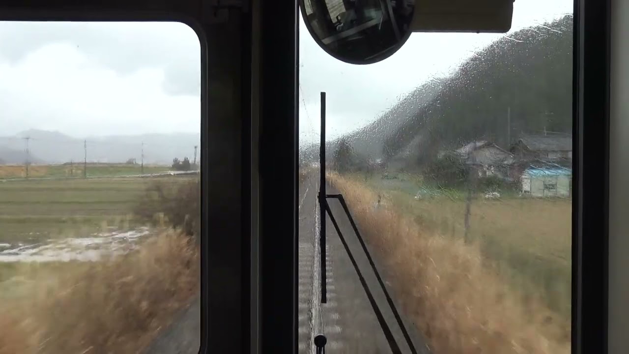 雨の小浜線 新平野駅～上中駅間を走行する125系の前面展望