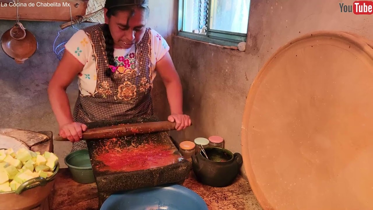 ✅️😃En metate muelo mi jitomate para preparar esta deliciosa comida 😋