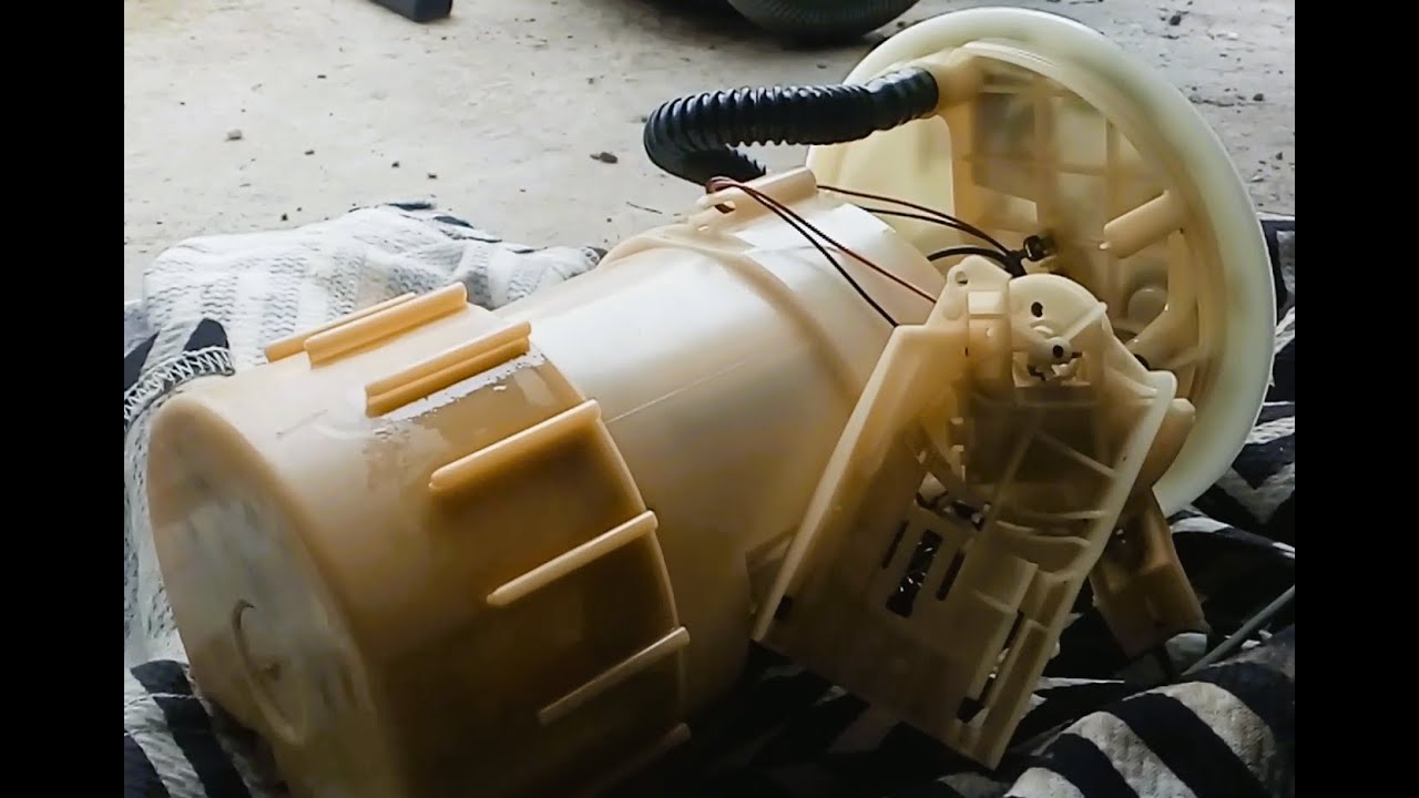Renault Megane 2 (2003) - Zamjena pumpe goriva korak po korak ⛽