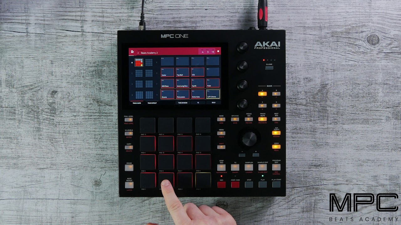 Начало работы с MPC One | Аранжировка бита в песню