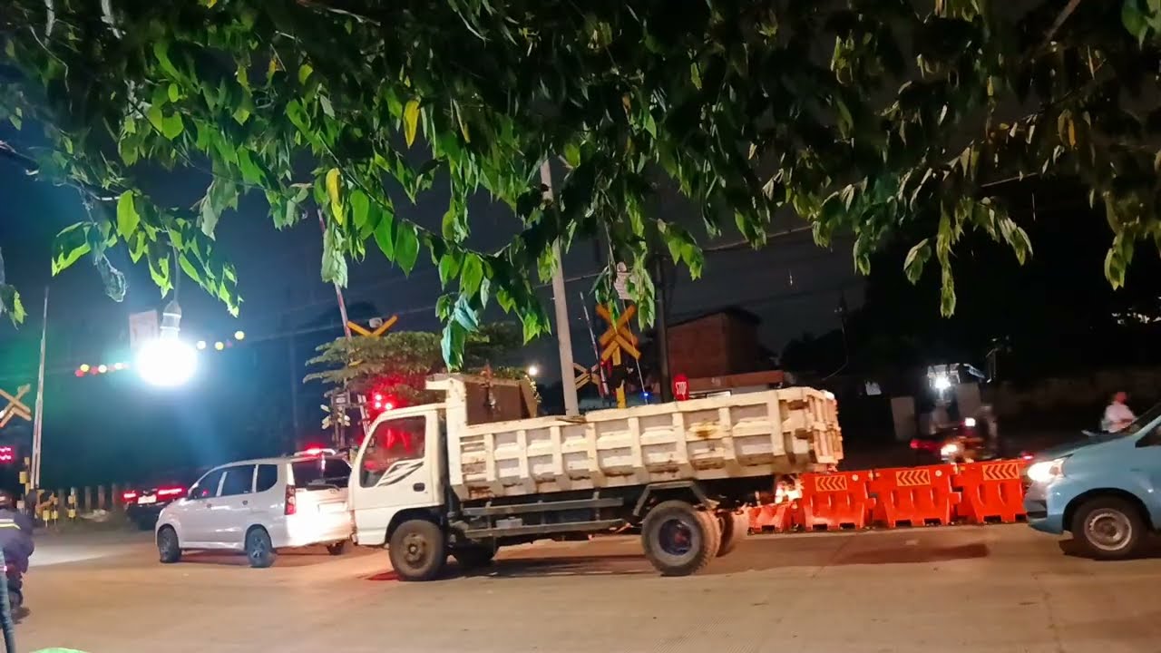 Suasana malam ini (12/Feb/2026) KRL Commuter Line Simpang Volvo Pejaten Timur Pasar Minggu #krl