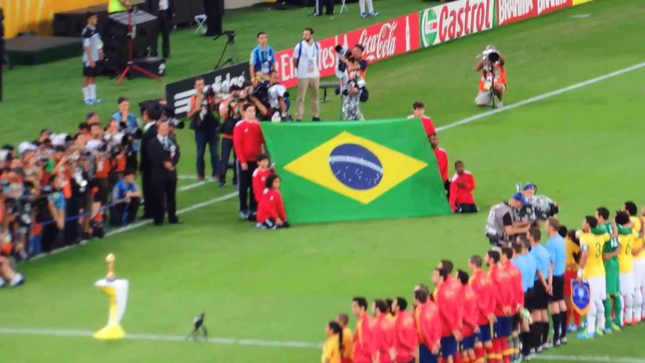 Hino Nacional Brasileiro cantado por mais de 70 mil torcedores no Maracanã
