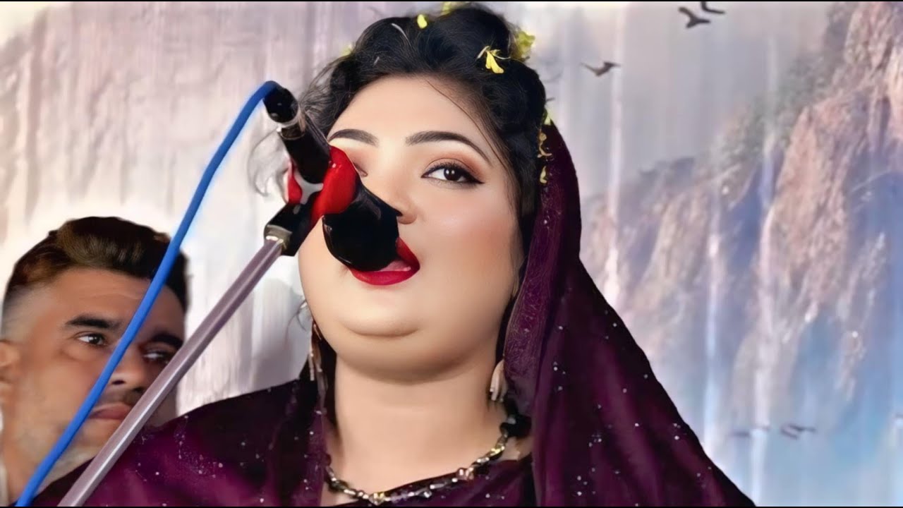 চন্দ্রা সরকারের রাধা ও বিজয় বিচ্ছেদ গানে মঞ্চ মাতালো হাজার দর্শক। চন্দ্রা সরকার ।