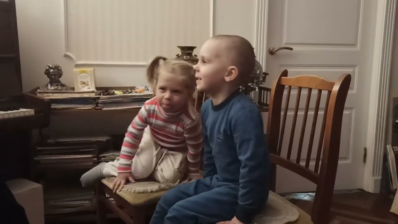 Мои Ниночка и Сашенька,им 3 года.Учатся слышать гармонические функции. 
