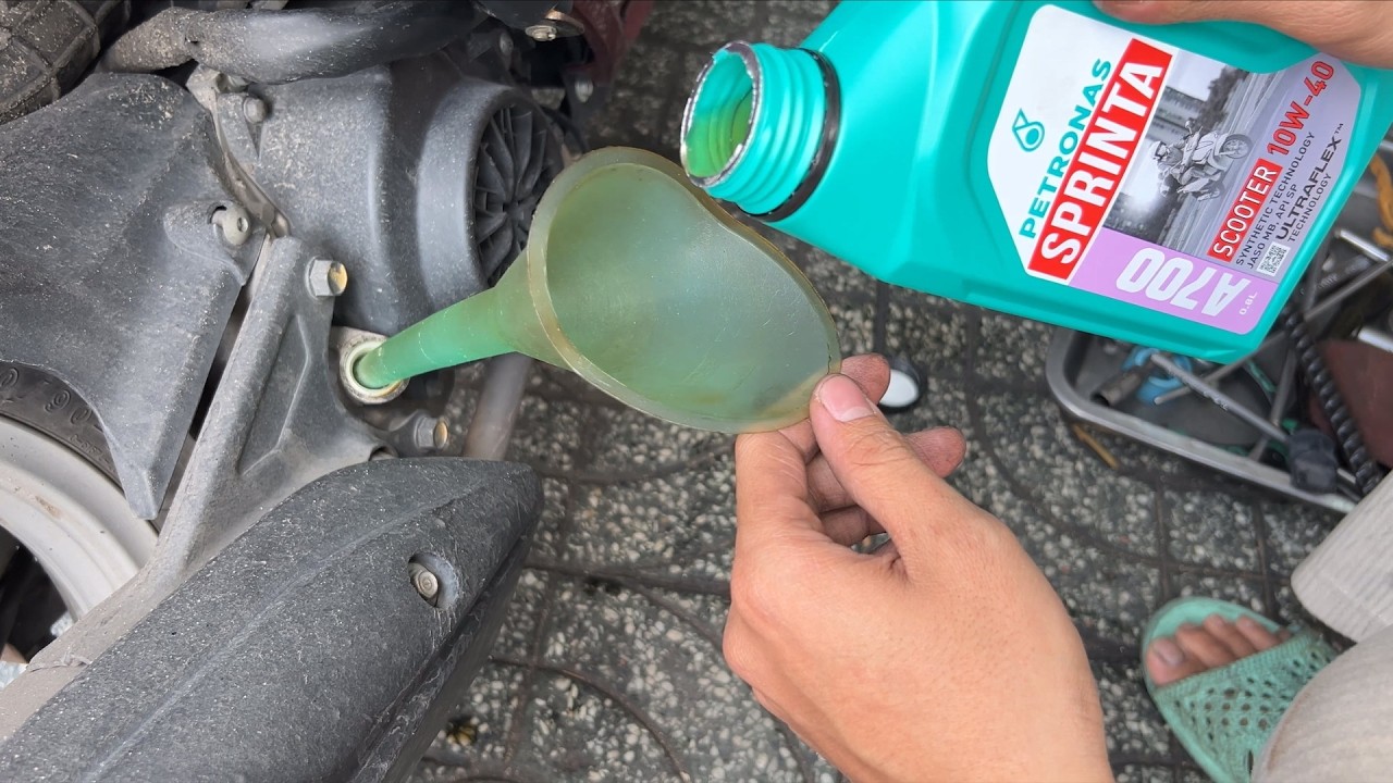 Đi thay nhớt PETRONAS Sprinta A700 10W-40 cho xe Honda Vision