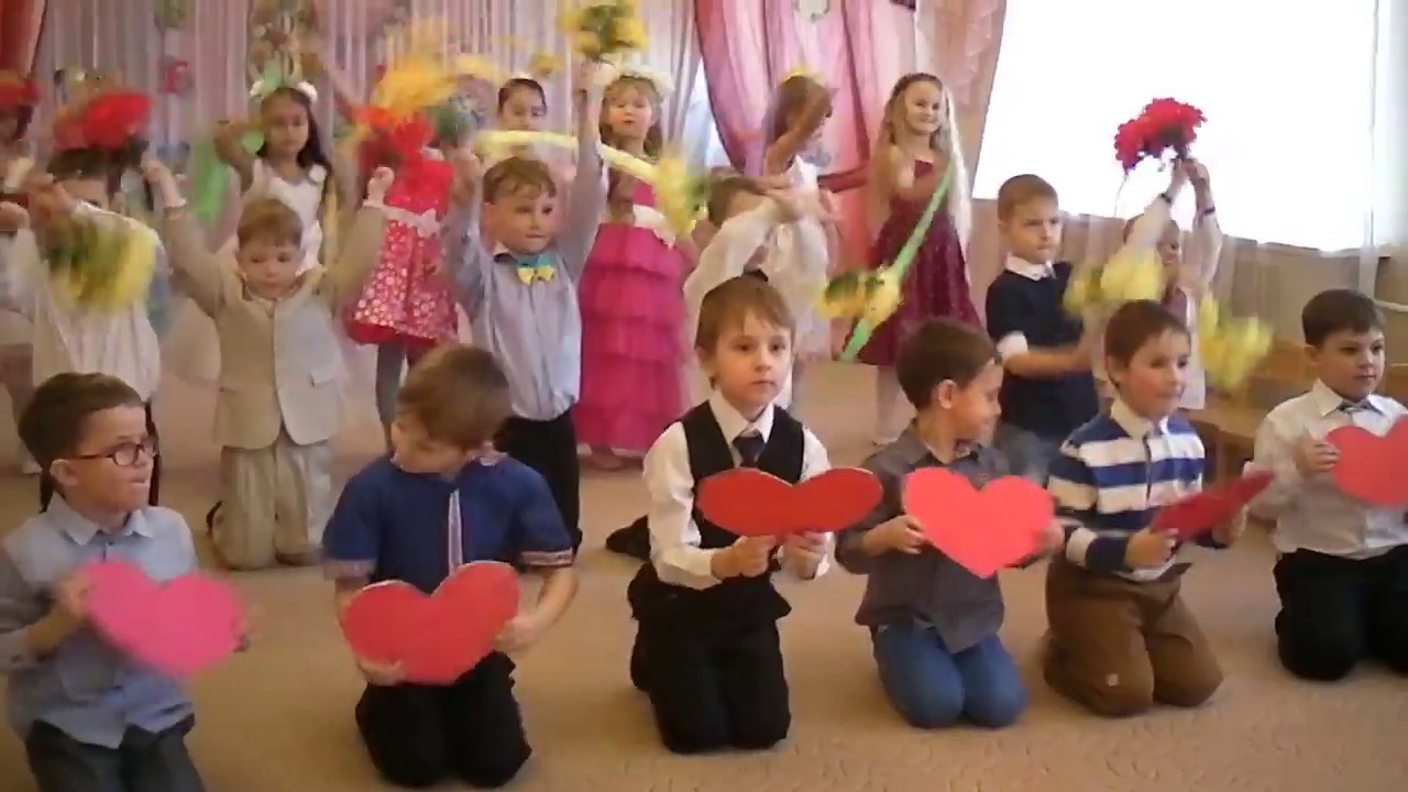 Весняний танець з квітами, стрічками та сердечками