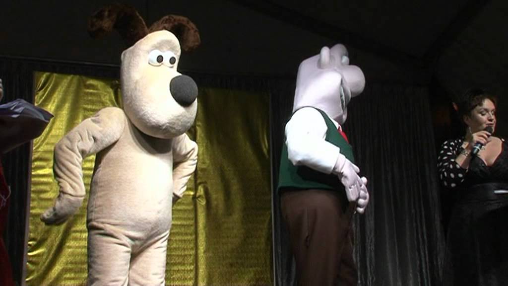 Wallace and Gromit switch on Oldham's christmas lights 2011
