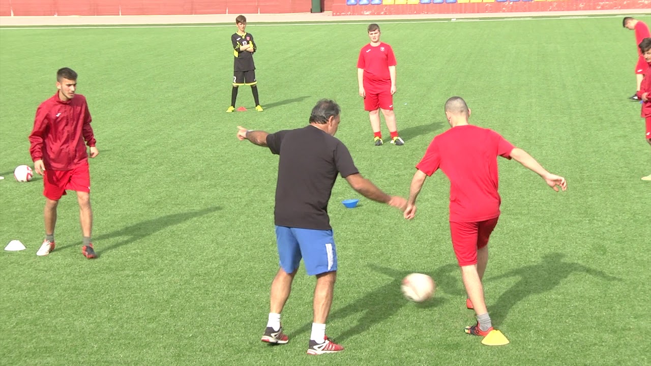Nje tranjer Hollandez ne Akademine e futbollit Shqiponjat ne Ambjentet e Olimpik park Durres