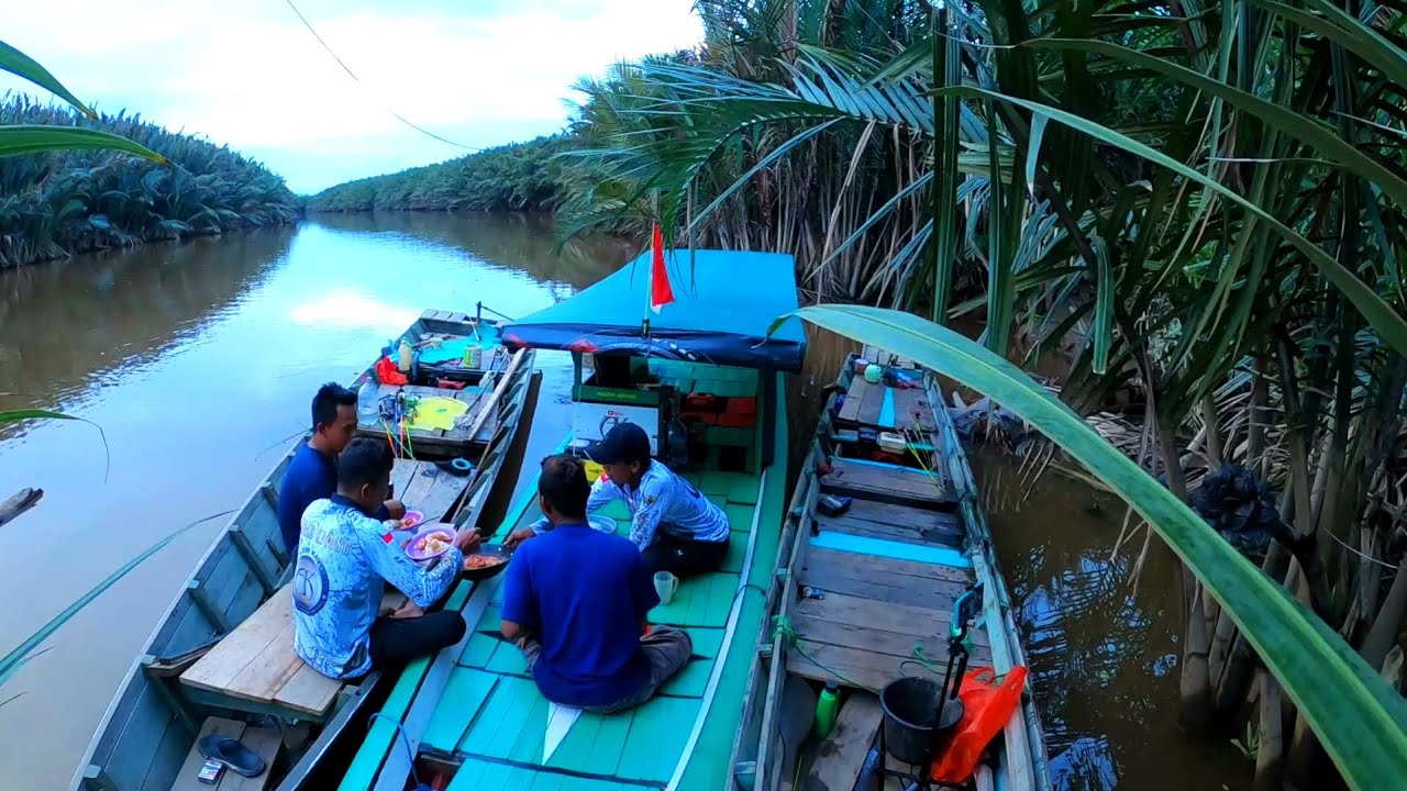Makan bersama teman sehobi masak udang galah asam pedas mentimun hasil mancing