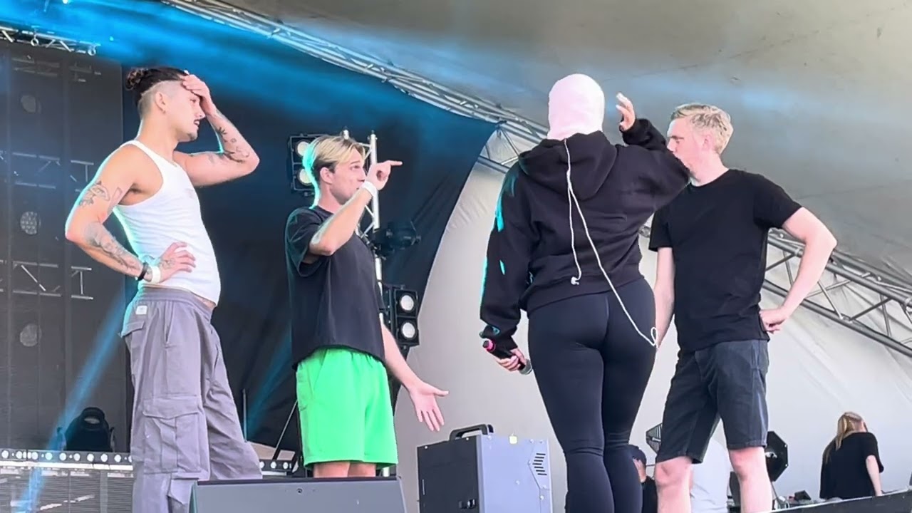 FRÖKEN SNUSK får regi. Stockholm. Pride (repet) Dalahäst + instruktioner. Torsdag 1 augusti 2024