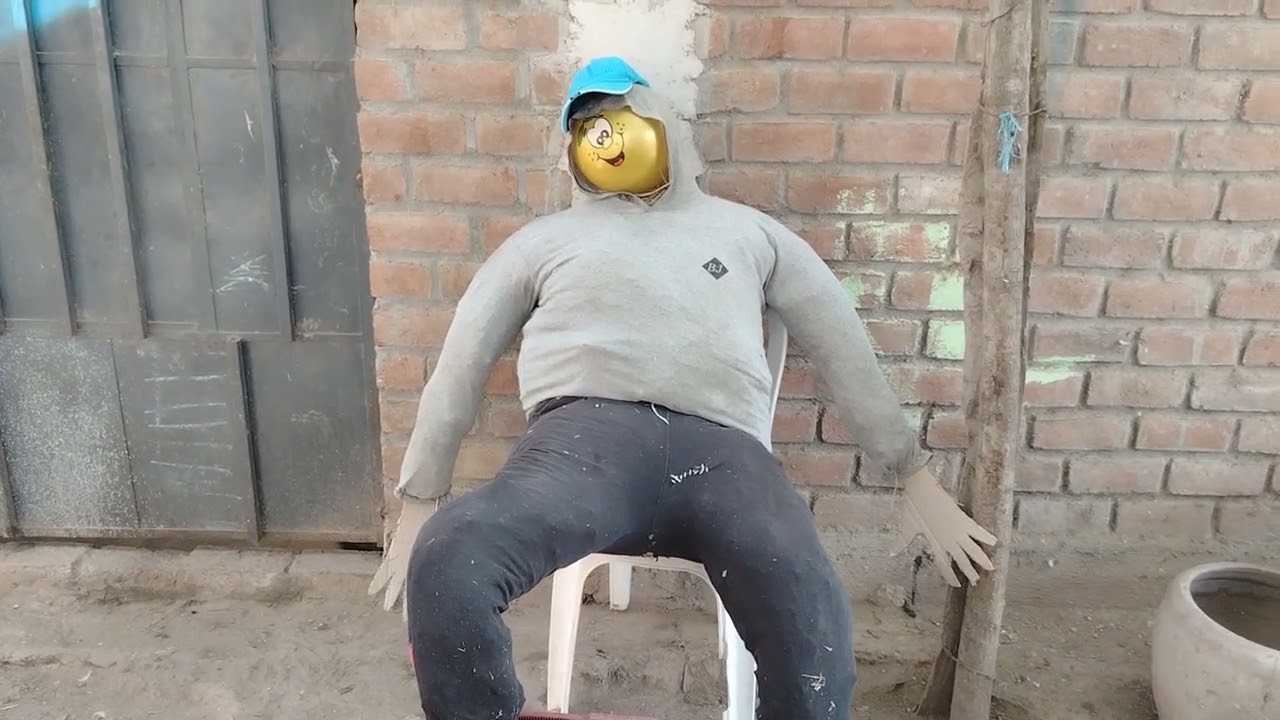 Elaboración de un muñeco de paja, para quemar y recibir el año nuevo 2026.