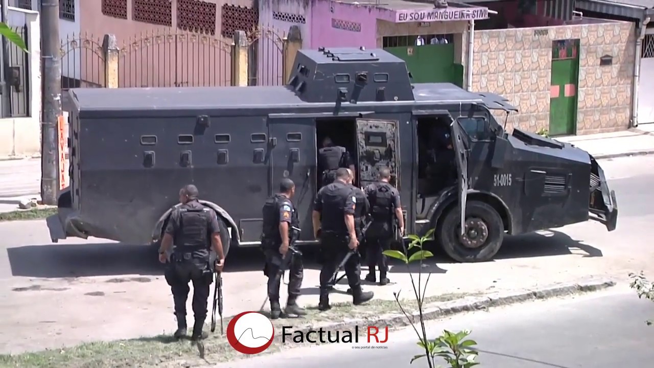 Manifestação na Vila Kennedy com ônibus incendiado  .