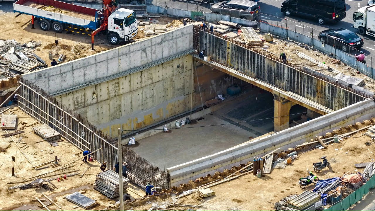 Nút giao An Phú sáng 30/01, đang thảm nhựa lớp 2 hầm HC1-02, lan can giếng trời đã làm xong 2 bên.
