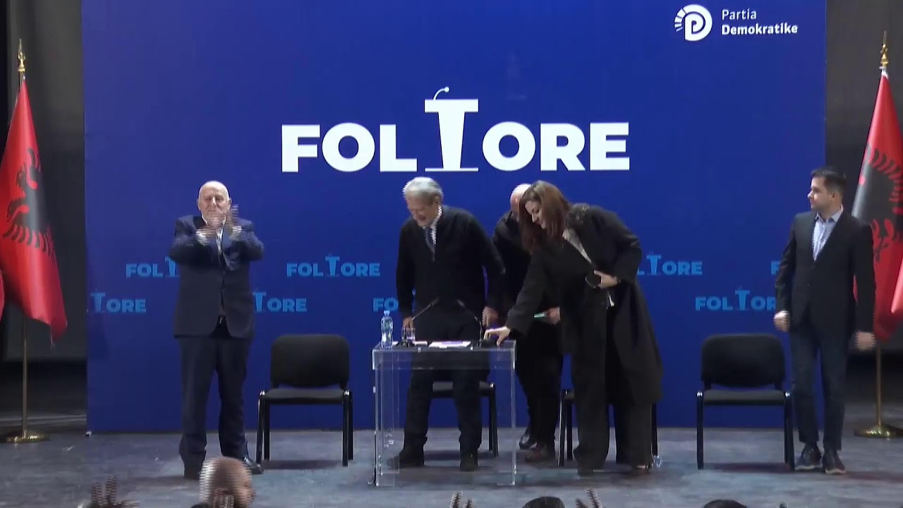 Foltore me qytetarët në Kamëz.