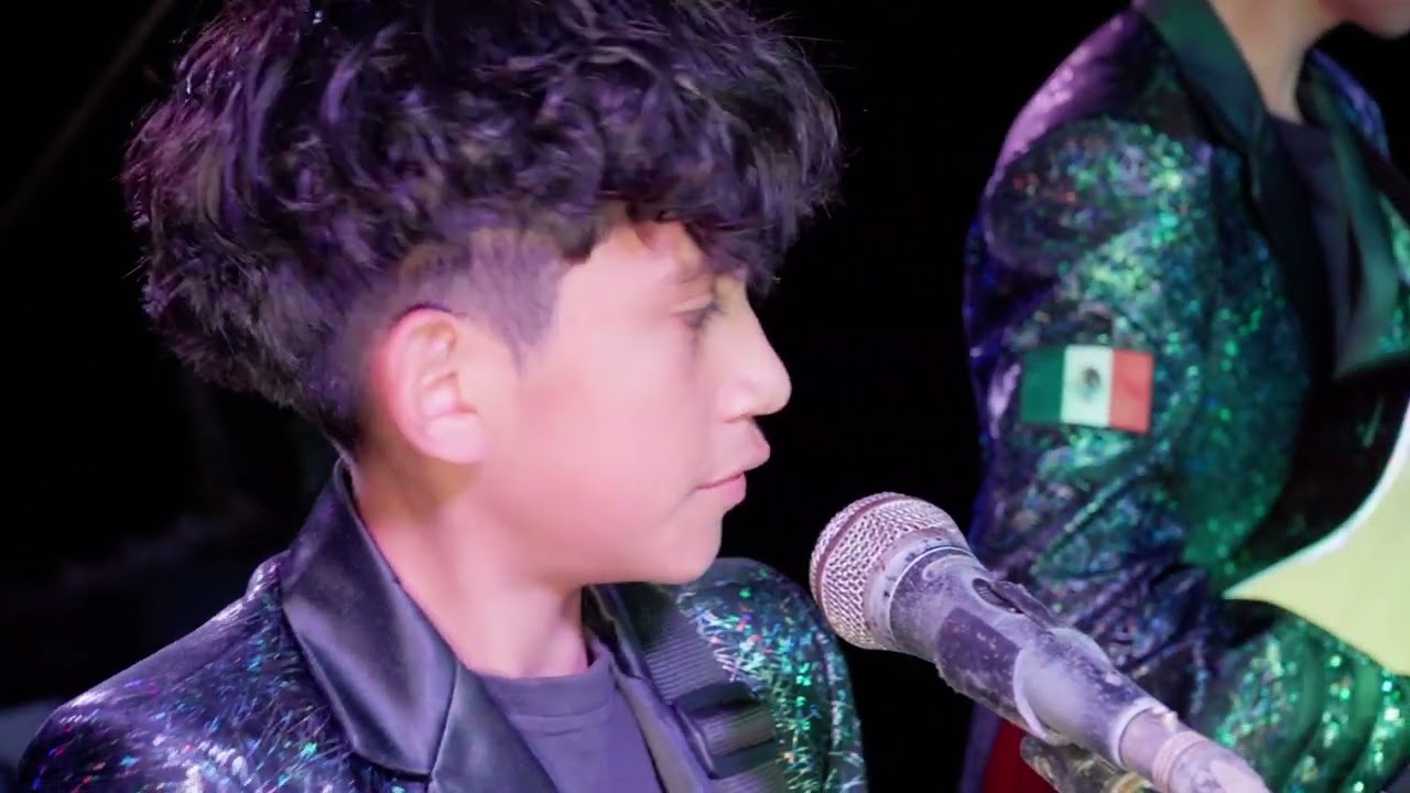 El Pequeño Vocalista y Guitarrista de Los 3 Karnales de Buenavista Gro. en un cumpleaños en Coicoyán