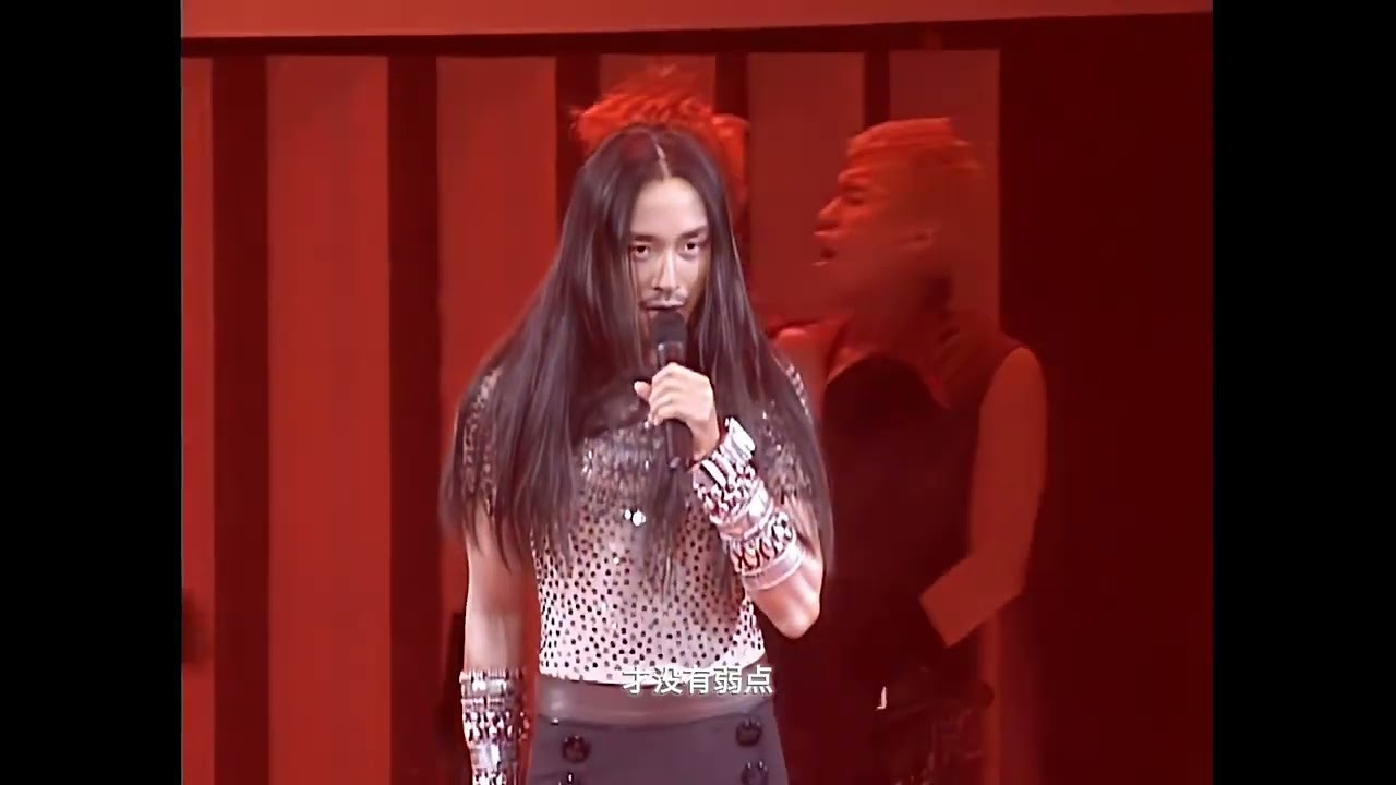 張國榮 《側面》&《放蕩》 | 2000年《熱&middot;情演唱會》《愛慕》《風再起時》《無心睡眠》《左右手》| 演唱會所穿的白色羽毛服飾、藍色釘珠牛仔褲，以及由法國著名設計師為他設計的貝殼裙褲已成永恆回憶！