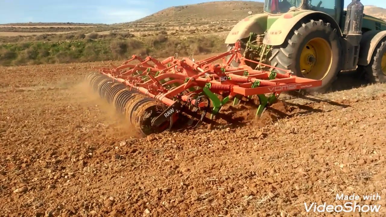 Labrando con chisel Vomer de 6 metros con John Deere 8245R